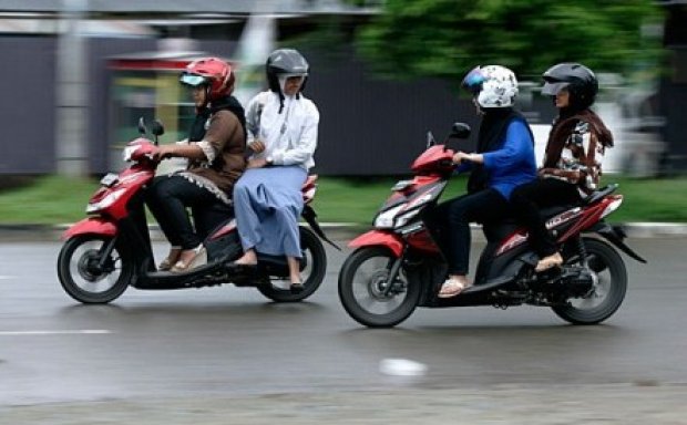 duduk boncengan